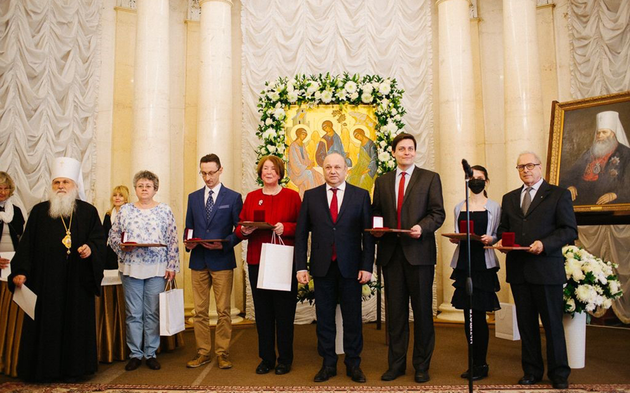 Премия патриарху. Макариевская премия. Премию митрополита. Московский университет вручение премии. Макариевская премия знак.