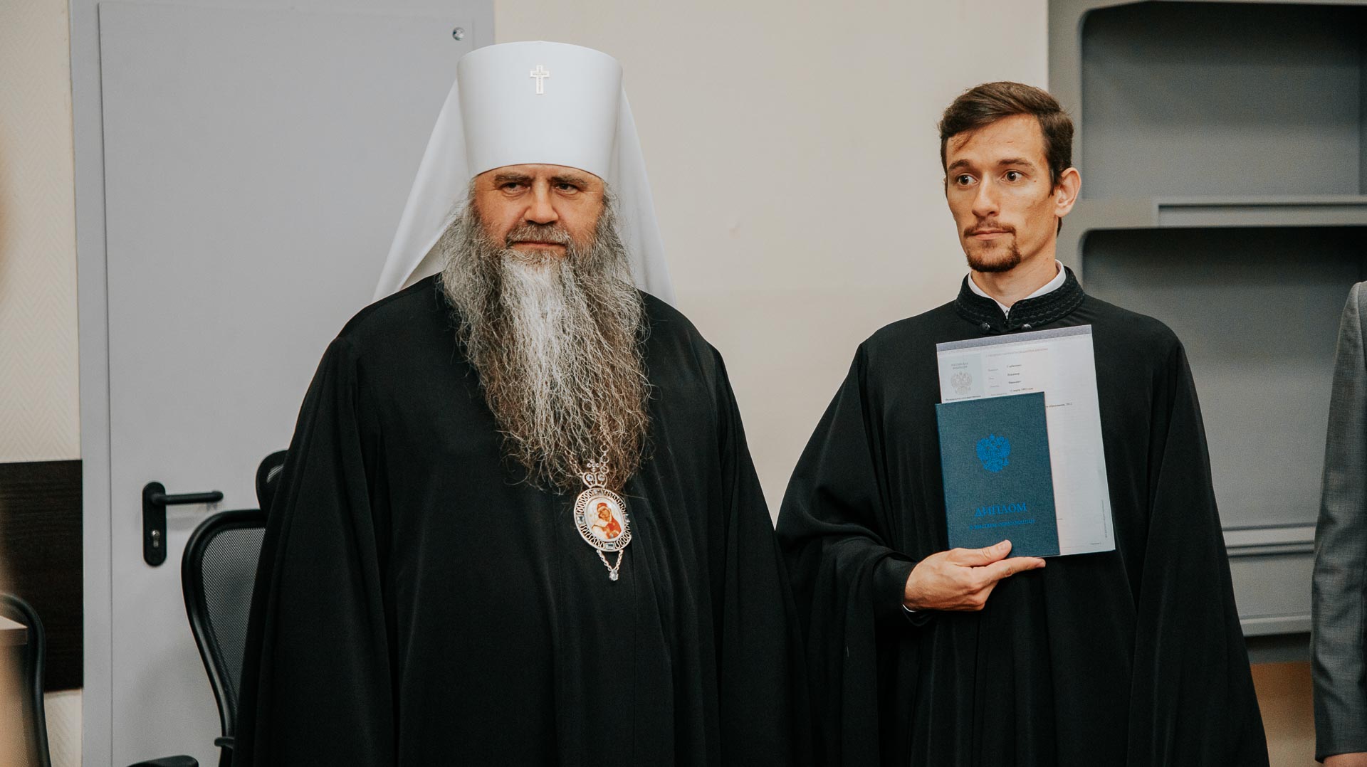Митрополит Нижегородский и Арзамасский Георгий вручил дипломы бакалаврам-теологам