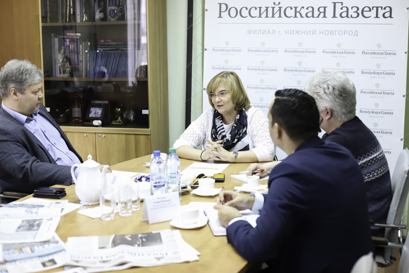 В редакции филиала «Российской газеты» в Нижнем Новгороде прошел деловой завтрак с участием врио ректора Елены Илалтдиновой