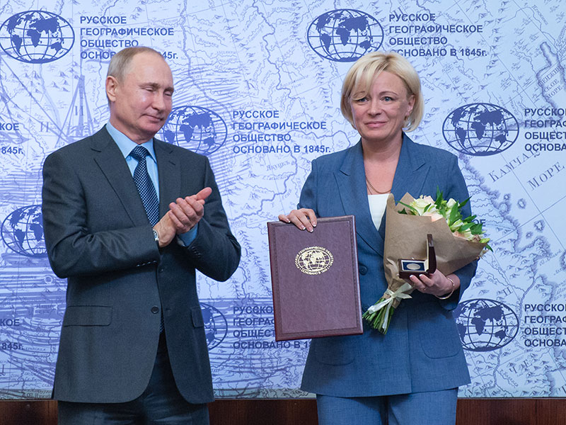 В Санкт-Петербурге Президент России Владимир Путин на заседании Попечительского совета Русского географического общества вручил награду Светлане Соткиной