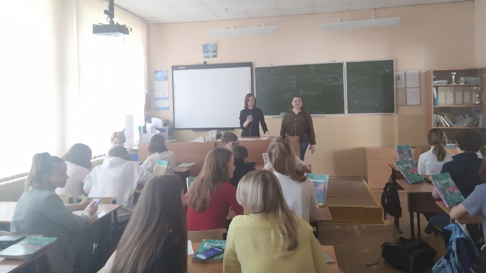 Студенты и преподаватели Мининского университета провели викторину по страноведению Франции для школьников
