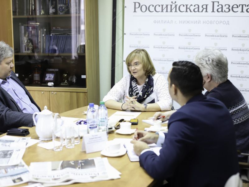В редакции филиала «Российской газеты» в Нижнем Новгороде прошел деловой завтрак с участием врио ректора Елены Илалтдиновой