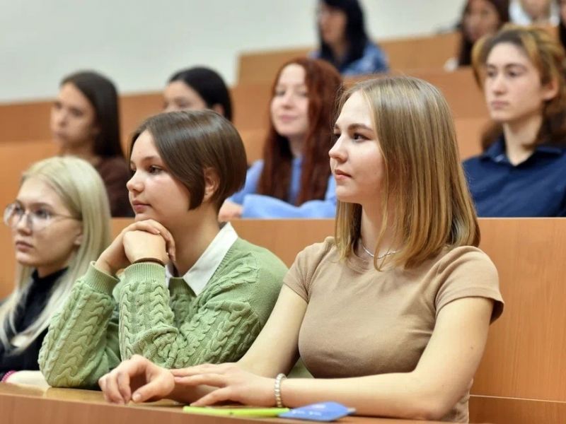 Педагогические вузы начали прием документов от абитуриентов 2023 года