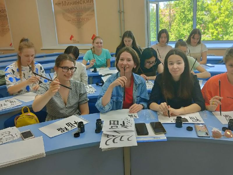 В Мининском университете прошел мастер-класс по китайской каллиграфии «Искусство китайской каллиграфии: путешествие в мир иероглифов»