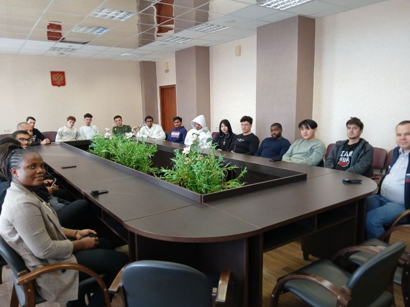 Нейросети и широкий спектр новых профессий в IT обсудили с иностранными студентами Мининского