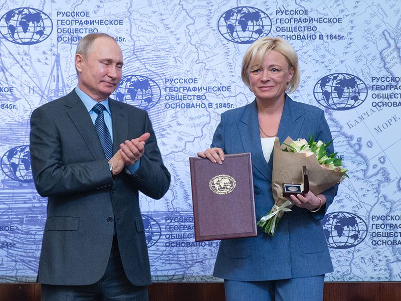 В Санкт-Петербурге Президент России Владимир Путин на заседании Попечительского совета Русского географического общества вручил награду Светлане Соткиной