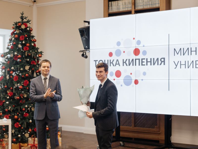 Ректор Мининского Виктор Сдобняков вручил диплом кандидата наук соискателю из Перми