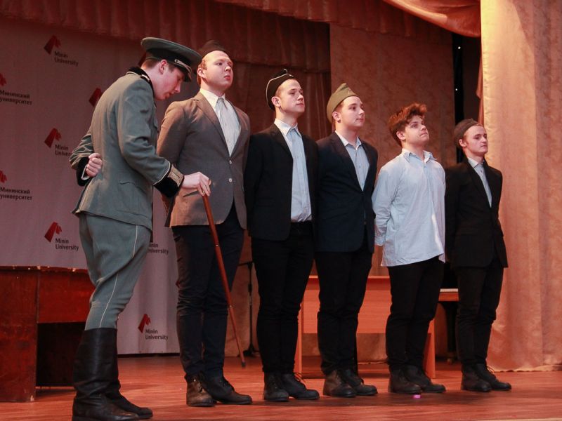 Ученики гимназии №1 выступили со спектаклем «Возвращайтесь, но только без оружия»