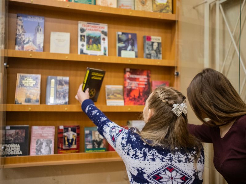 Книжная выставка «Храбрые славны вовеки!» открылась в Мининском университете