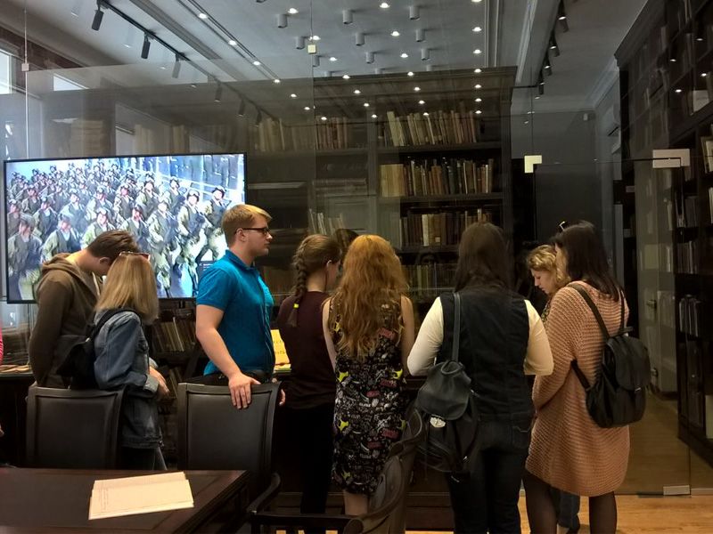 В рамках празднования Великой Победы библиотекой была подготовлена и проведена выставка «Сражающаяся книга»