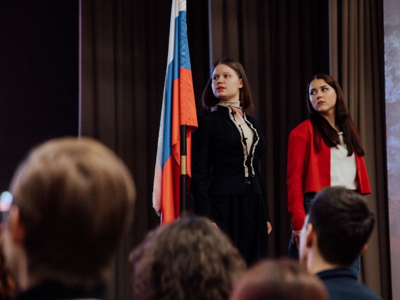 Церемония выноса Государственного Флага прошла на всех факультетах Мининского в знаковый день нашей истории