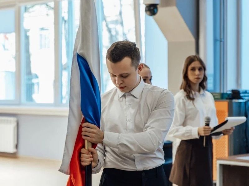 Торжественная церемония поднятия Государственного флага Российской Федерации, приуроченная к празднованию Дня народного единства, прошла на факультетах вуза