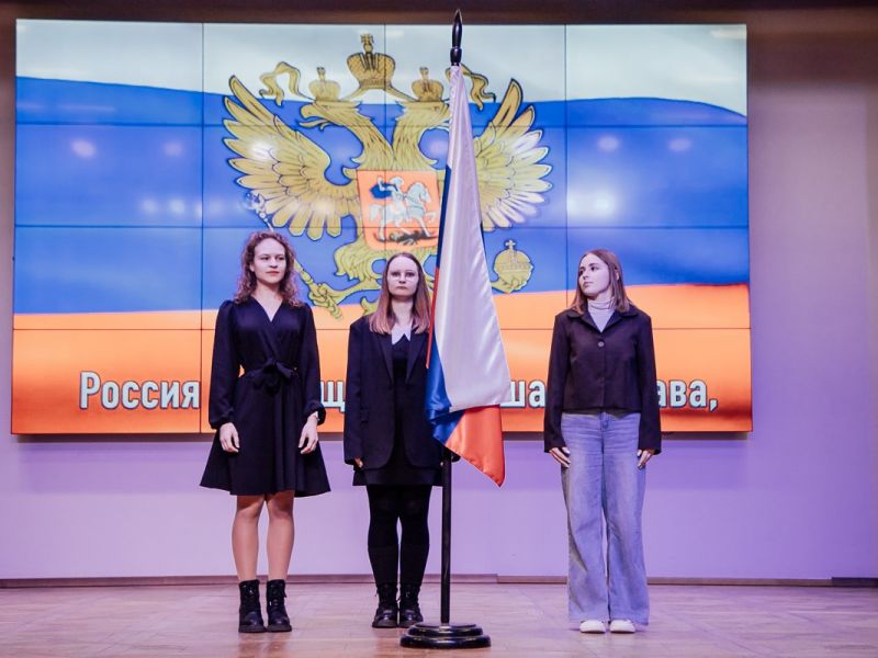 В Мининском университете торжественно подняли флаг и отметили активных студентов