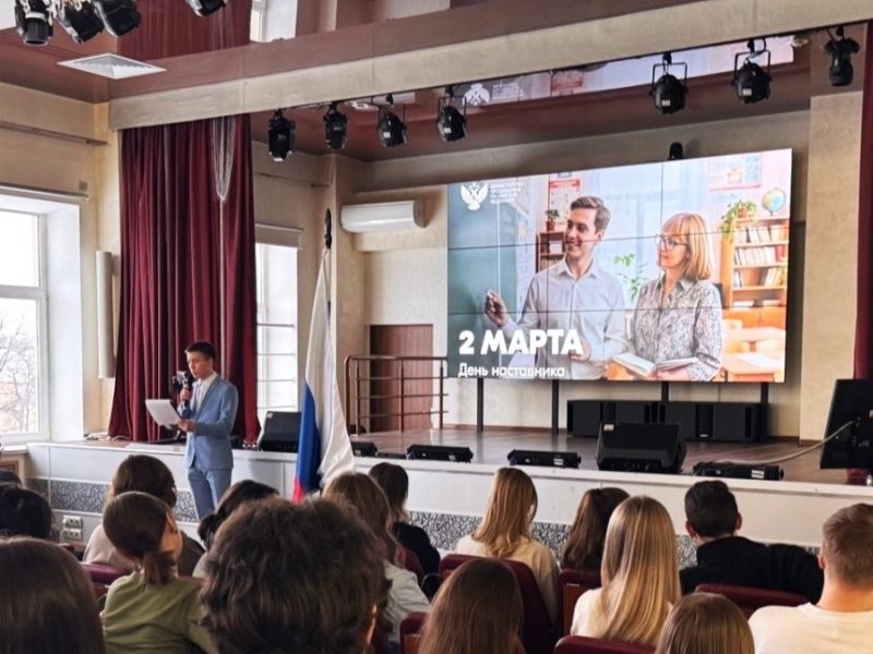 В День Наставника торжественная церемония выноса Государственного Флага посвящена любимым преподавателям Мининского