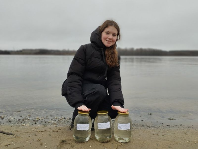 Географы Мининского университета провели отбор проб речной воды для установления содержания микропластика