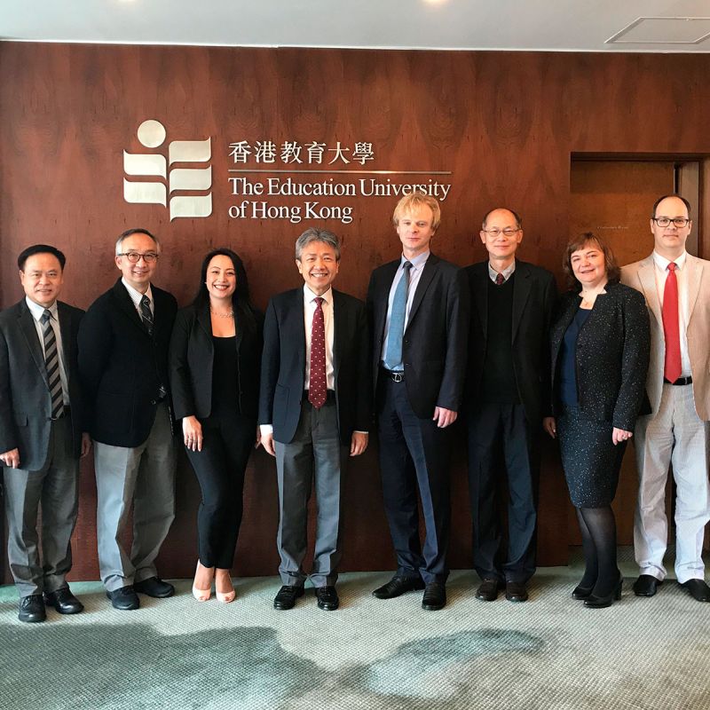Совместно с Университетом образования Гонконга Совместно с Университетом образования Гонконга